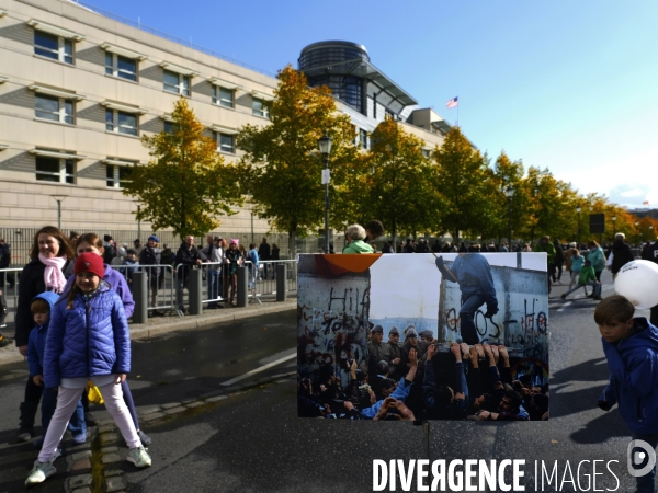 Berlin 30 ans plus tard. Une combinaison avant et après de deux images du mur de Berlin aujourd hui 2019 par rapport à 1989. Berlin 30 years later. A before and after 2019 compared to 1989.