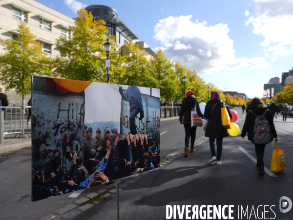 Berlin 30 ans plus tard. Une combinaison avant et après de deux images du mur de Berlin aujourd hui 2019 par rapport à 1989. Berlin 30 years later. A before and after 2019 compared to 1989.