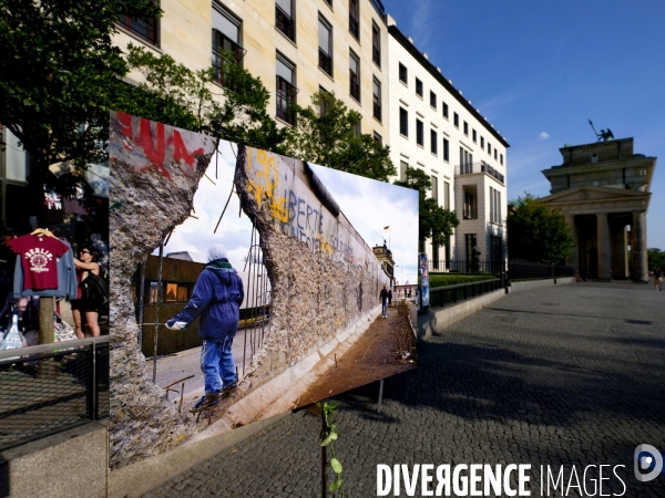 Berlin 30 ans plus tard. Une combinaison avant et après de deux images du mur de Berlin aujourd hui 2019 par rapport à 1989. Berlin 30 years later. A before and after 2019 compared to 1989.