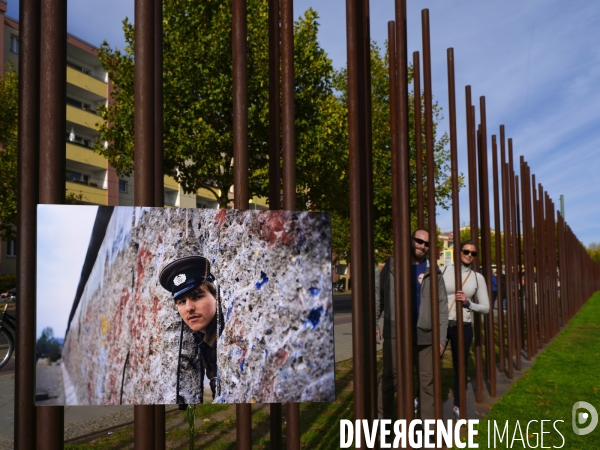 Berlin 30 ans plus tard. Une combinaison avant et après de deux images du mur de Berlin aujourd hui 2019 par rapport à 1989. Berlin 30 years later. A before and after 2019 compared to 1989.