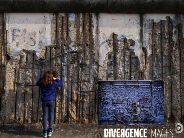 Berlin 30 ans plus tard. Une combinaison avant et après de deux images du mur de Berlin aujourd hui 2019 par rapport à 1989. Berlin 30 years later. A before and after 2019 compared to 1989.