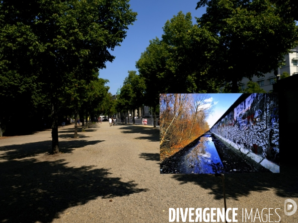 Berlin 30 ans plus tard. Une combinaison avant et après de deux images du mur de Berlin aujourd hui 2019 par rapport à 1989. Berlin 30 years later. A before and after 2019 compared to 1989.