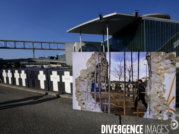 Berlin 30 ans plus tard. Une combinaison avant et après de deux images du mur de Berlin aujourd hui 2019 par rapport à 1989. Berlin 30 years later. A before and after 2019 compared to 1989.