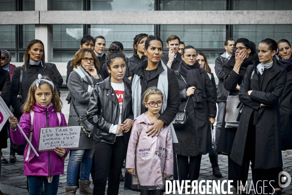 Des salariés d Aigle Azur et de XL Airways manifestent devant Bercy