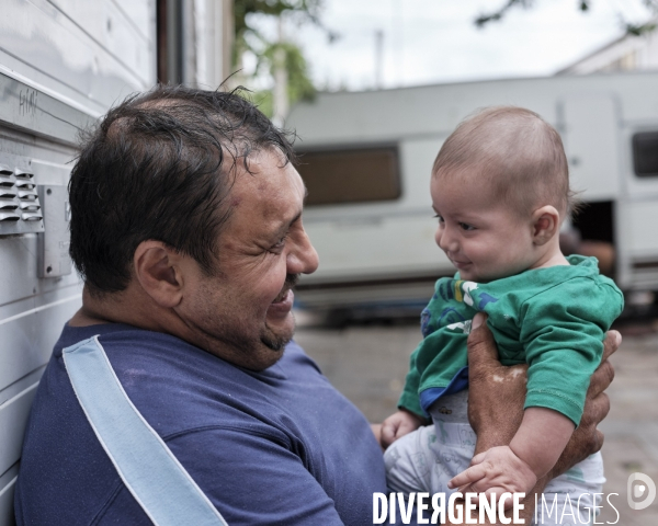 Dans un squat à Aubervilliers. Familles de roms roumains.