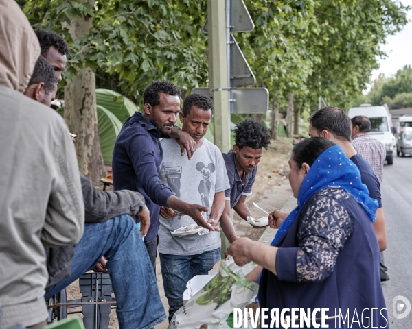 Roms, roumains d un bidonville  distribuant des plats