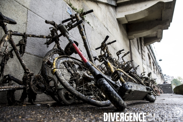 Trottinettes et vélos en libre service, victimes de l incivilité des usagers.