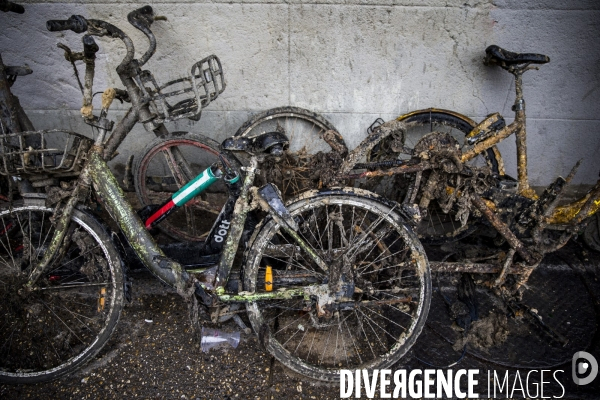 Trottinettes et vélos en libre service, victimes de l incivilité des usagers.