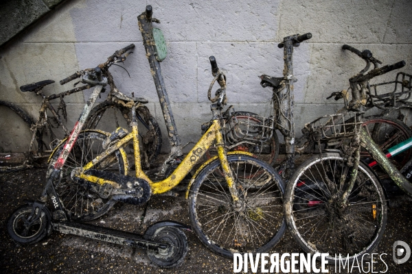 Trottinettes et vélos en libre service, victimes de l incivilité des usagers.