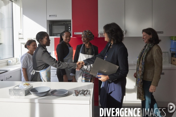 Visite d Agnès Buzyn et de Myriam El Khomri au centre des apprentis de la Croix-Rouge (Romainville)