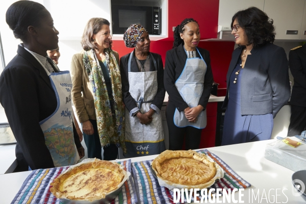 Visite d Agnès Buzyn et de Myriam El Khomri au centre des apprentis de la Croix-Rouge (Romainville)