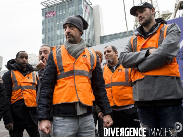 Les salariés du centre de maintenance TGV de Châtillon, en délégation devant le siège de la SNCF.