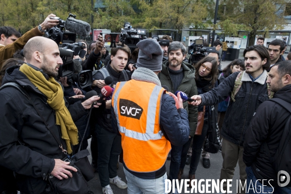 Les salariés du centre de maintenance TGV de Châtillon, en délégation devant le siège de la SNCF.