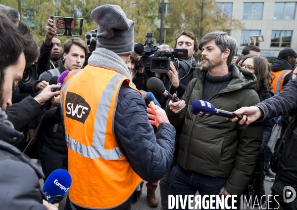 Les salariés du centre de maintenance TGV de Châtillon, en délégation devant le siège de la SNCF.