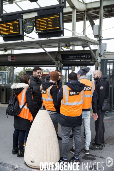 Les salariés du centre de maintenance TGV de Châtillon, en délégation devant le siège de la SNCF.