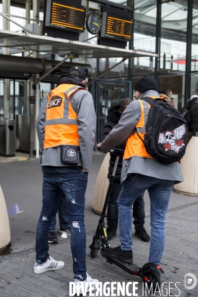 Les salariés du centre de maintenance TGV de Châtillon, en délégation devant le siège de la SNCF.