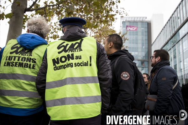 Les salariés du centre de maintenance TGV de Châtillon, en délégation devant le siège de la SNCF.