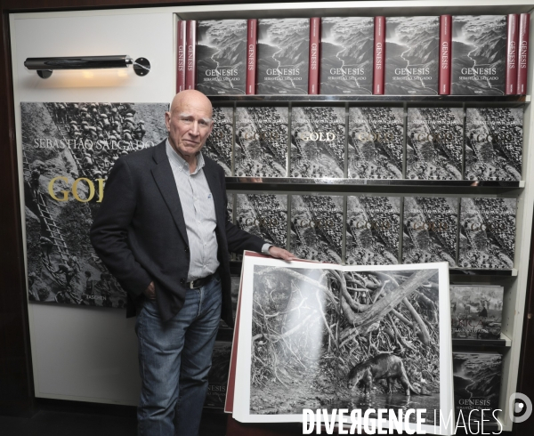 Sebastiao salgado dedicace son livre gold chez taschen