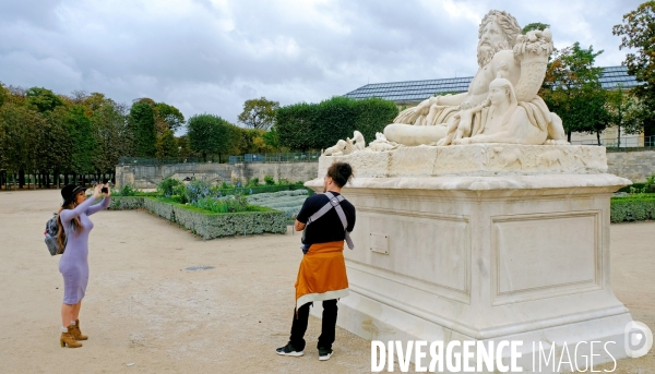 Illustration Septembre et Octobre 2019.Touristes aux jardins des Tuileries