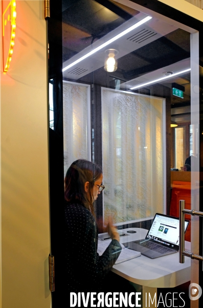 Illustration Septembre et Octobre 2019.Au travaiL Une jeune femme devant son odinateur portable