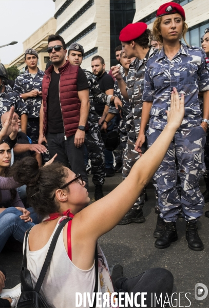 Les manifestations au Liban, l Intifada fiscale et la révolution Whatsapp Révolution 2019. Lebanon protests, the Tax Intifada, and Whatsapp Revolution 2019.