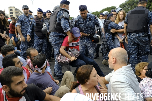 Les manifestations au Liban, l Intifada fiscale et la révolution Whatsapp Révolution 2019. Lebanon protests, the Tax Intifada, and Whatsapp Revolution 2019.