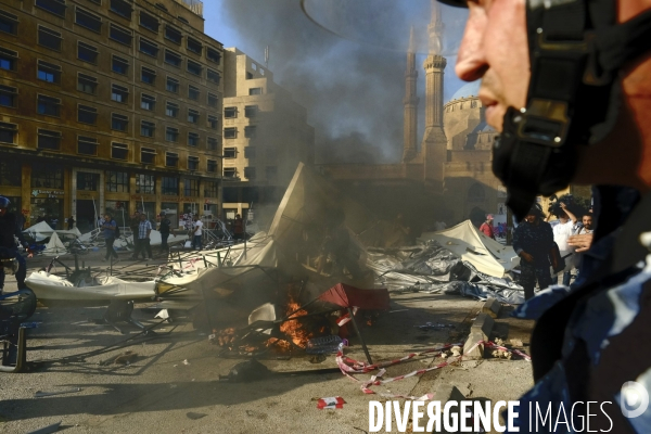Les manifestations au Liban, l Intifada fiscale et la révolution Whatsapp Révolution 2019. Lebanon protests, the Tax Intifada, and Whatsapp Revolution 2019.