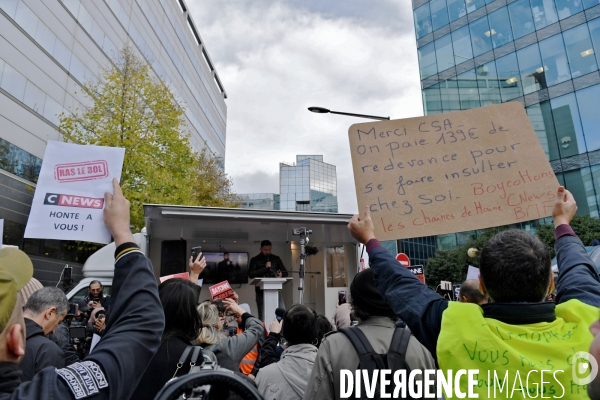 Rassemblement Stop Zemmour devant CNews