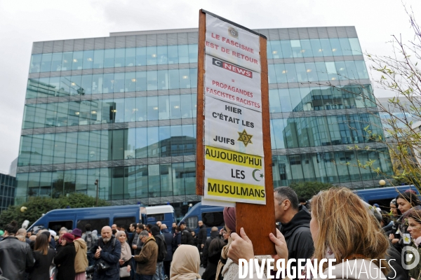 Rassemblement Stop Zemmour devant CNews