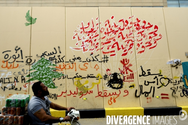 Graffitis au centre-ville de Beyrouth pendant la révolution 2019 au Liban. Graffitis in downtown Beirut during Revolution 2019 Lebanon.