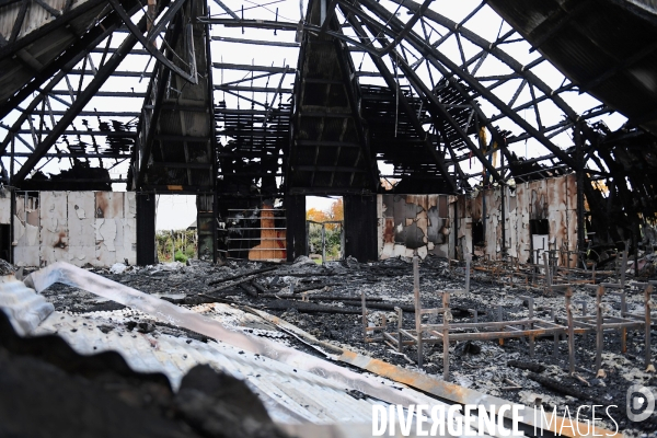 Le chapiteau des Contraires de Chanteloup les Vignes incendié