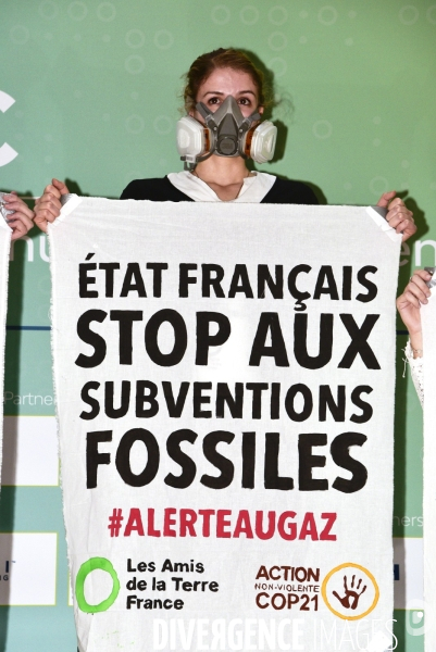 Perturbation #ALERTEAUGAZ de l European Annual Gas Conference, par des activistes écologistes ANV COP21 et Amis de la Terre.