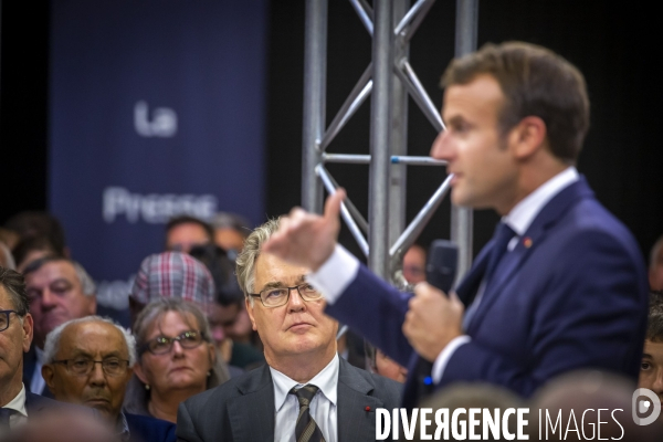 Emmanuel Macron et Jean-Paul Delevoye à Rodez: debat sur retraites