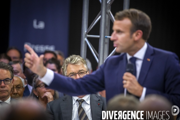 Emmanuel Macron et Jean-Paul Delevoye à Rodez: debat sur retraites