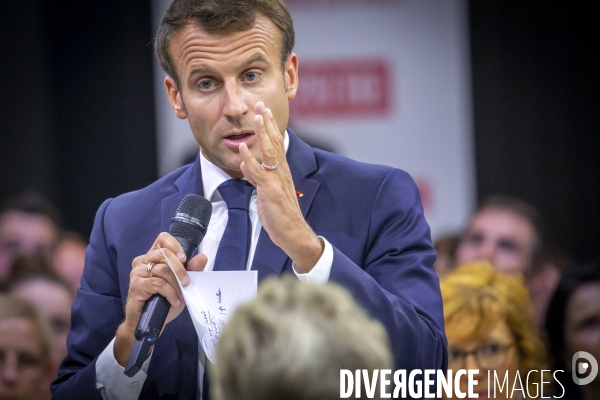 Emmanuel Macron et Jean-Paul Delevoye à Rodez: debat sur retraites