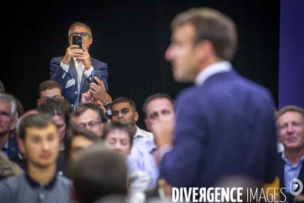 Emmanuel Macron et Jean-Paul Delevoye à Rodez: debat sur retraites