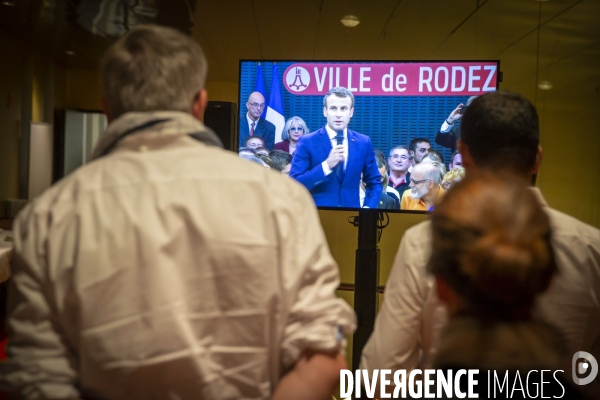 Emmanuel Macron et Jean-Paul Delevoye à Rodez: debat sur retraites