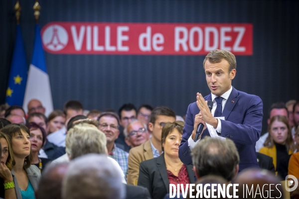 Emmanuel Macron et Jean-Paul Delevoye à Rodez: debat sur retraites