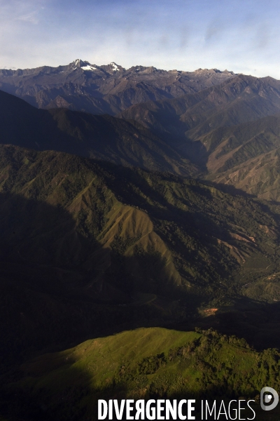 Les  Kogis,  Les gardiens de la Terre . iIs vivent dans la Sierra Nevada de Santa Marta qui représente à leurs yeux le centre du monde, la « Mère Terre »,  avec laquelle ils vivent en harmonie