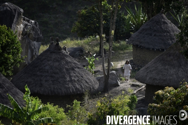 Les  Kogis,  Les gardiens de la Terre . iIs vivent dans la Sierra Nevada de Santa Marta qui représente à leurs yeux le centre du monde, la « Mère Terre »,  avec laquelle ils vivent en harmonie