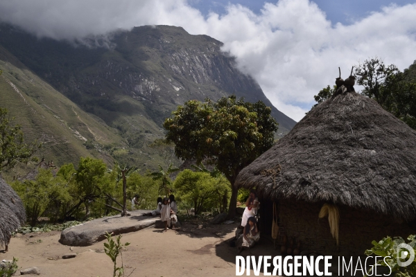 Les  Kogis,  Les gardiens de la Terre . iIs vivent dans la Sierra Nevada de Santa Marta qui représente à leurs yeux le centre du monde, la « Mère Terre »,  avec laquelle ils vivent en harmonie