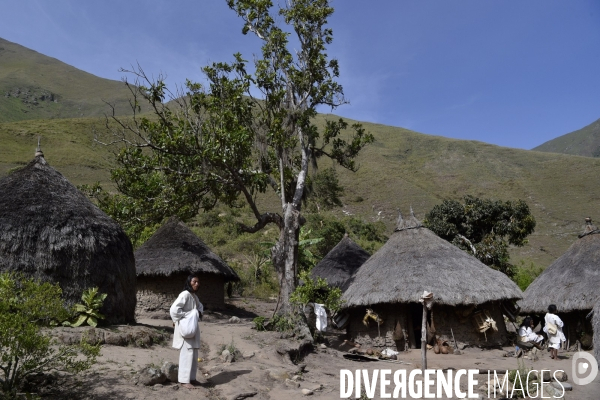 Les  Kogis,  Les gardiens de la Terre . iIs vivent dans la Sierra Nevada de Santa Marta qui représente à leurs yeux le centre du monde, la « Mère Terre »,  avec laquelle ils vivent en harmonie