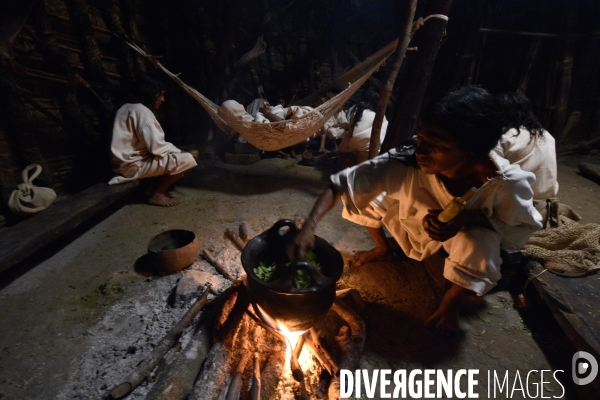 Les  Kogis,  Les gardiens de la Terre . iIs vivent dans la Sierra Nevada de Santa Marta qui représente à leurs yeux le centre du monde, la « Mère Terre »,  avec laquelle ils vivent en harmonie