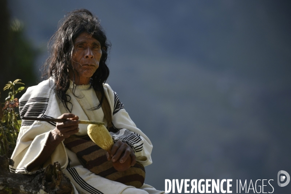Les  Kogis,  Les gardiens de la Terre . iIs vivent dans la Sierra Nevada de Santa Marta qui représente à leurs yeux le centre du monde, la « Mère Terre »,  avec laquelle ils vivent en harmonie