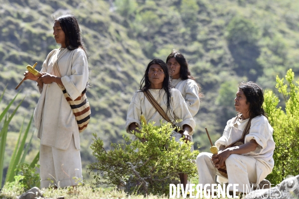 Les  Kogis,  Les gardiens de la Terre . iIs vivent dans la Sierra Nevada de Santa Marta qui représente à leurs yeux le centre du monde, la « Mère Terre »,  avec laquelle ils vivent en harmonie