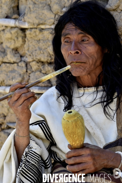 Les  Kogis,  Les gardiens de la Terre . iIs vivent dans la Sierra Nevada de Santa Marta qui représente à leurs yeux le centre du monde, la « Mère Terre »,  avec laquelle ils vivent en harmonie