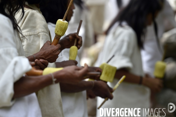 Les  Kogis,  Les gardiens de la Terre . iIs vivent dans la Sierra Nevada de Santa Marta qui représente à leurs yeux le centre du monde, la « Mère Terre »,  avec laquelle ils vivent en harmonie