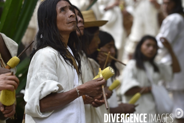Les  Kogis,  Les gardiens de la Terre . iIs vivent dans la Sierra Nevada de Santa Marta qui représente à leurs yeux le centre du monde, la « Mère Terre »,  avec laquelle ils vivent en harmonie