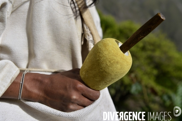 Les  Kogis,  Les gardiens de la Terre . iIs vivent dans la Sierra Nevada de Santa Marta qui représente à leurs yeux le centre du monde, la « Mère Terre »,  avec laquelle ils vivent en harmonie