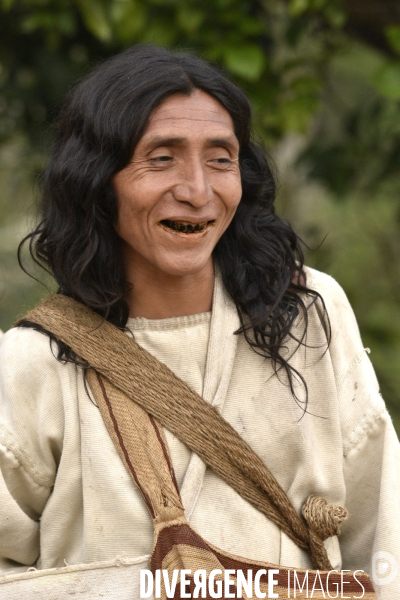 Les  Kogis,  Les gardiens de la Terre . iIs vivent dans la Sierra Nevada de Santa Marta qui représente à leurs yeux le centre du monde, la « Mère Terre »,  avec laquelle ils vivent en harmonie